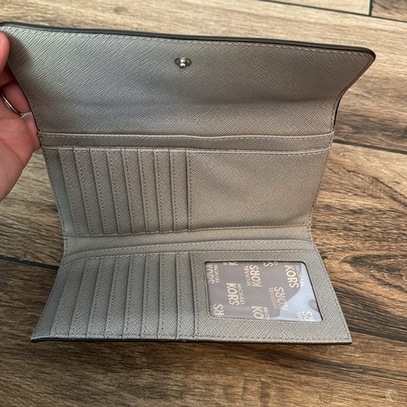 Michael Kors light grey wallet - Picture 2 of 3